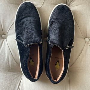 Sneaker slip on shoes! Black velvet!